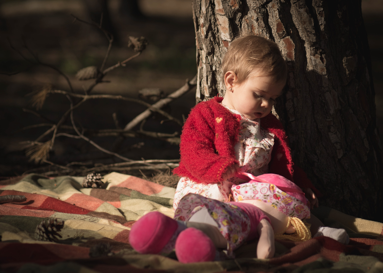 Foto niña bebe en bosque