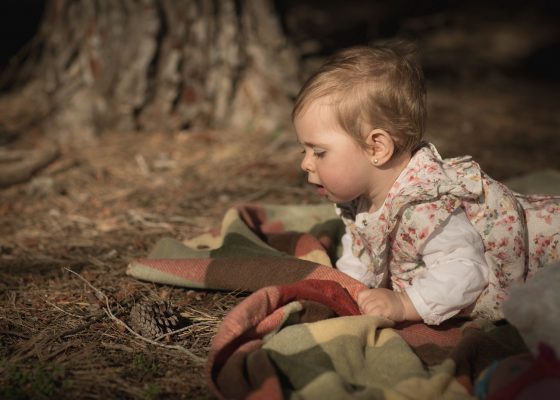 Foto niña bebe en bosque